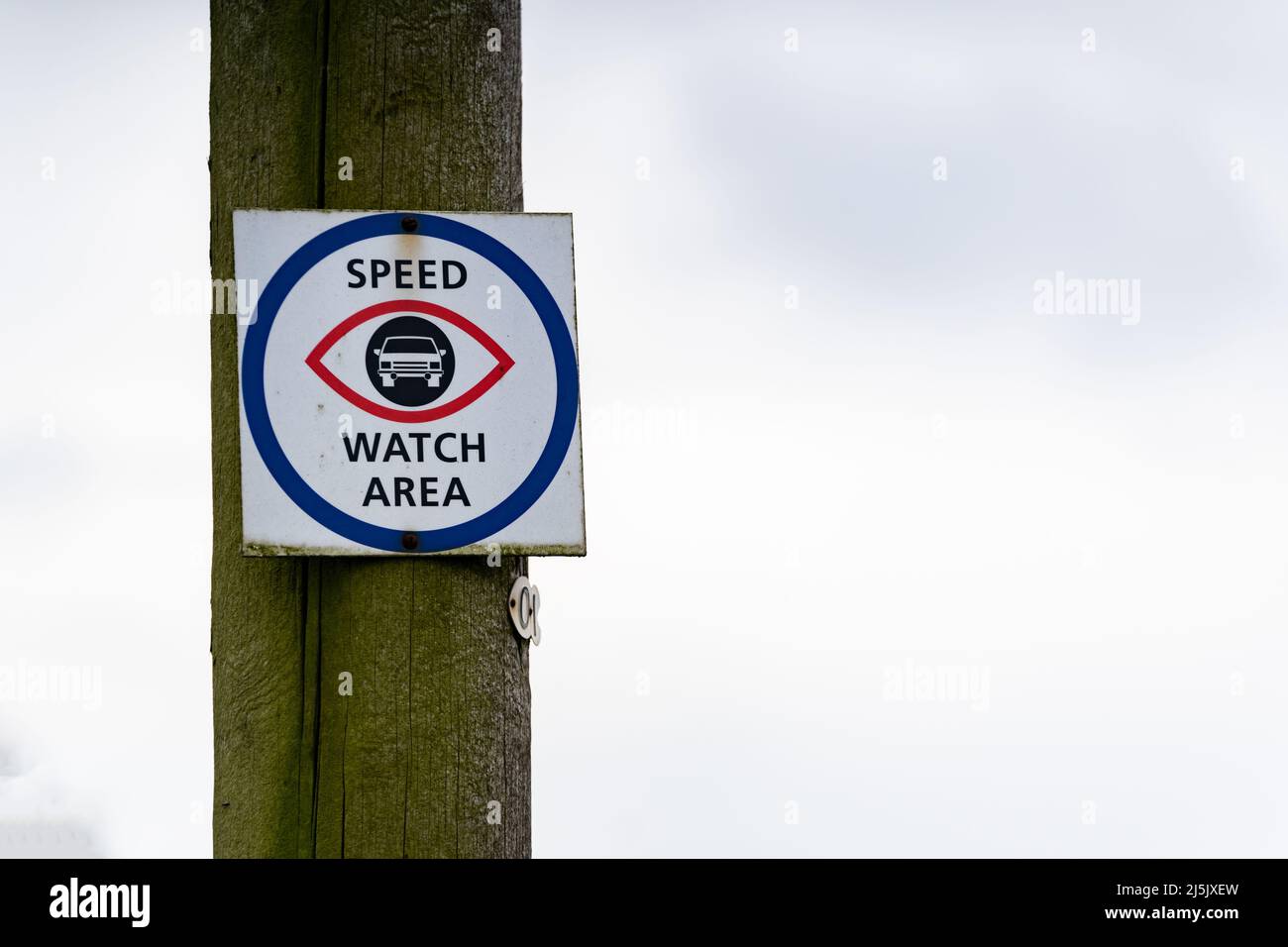 Ein Schild in einem kleinen Dorf in Suffolk warnt die Fahrer davor, zu beschleunigen Stockfoto