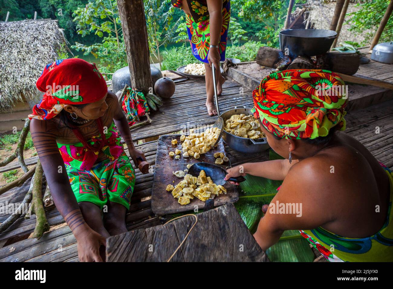 Embera puru inderin bereitet Kochbananen vor dem Braten im Dorf Embera puru, Rio Pequeni, Republik Panama, Mittelamerika, zu. Stockfoto