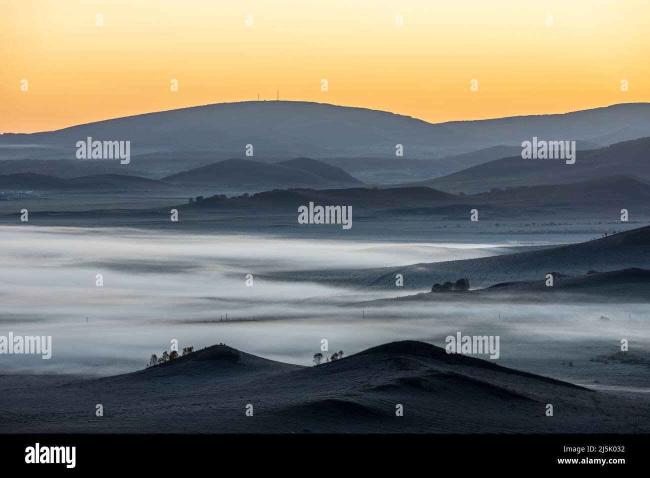 Wunderschöne Naturlandschaft im Ulan Butong Grasland, Innere Mongolei, China. Berge und Wolken Naturlandschaft bei Sonnenaufgang. Stockfoto