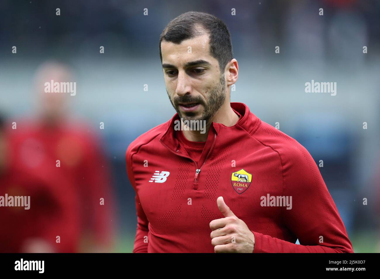 Mailand, Italien. 23. April 2022. Henrikh Mkhitaryan von AS Roma beim Warm-up vor der Serie A Spiel zwischen dem FC Internazionale und AS Roma im Stadio Giuseppe Meazza am 23. April 2022 in Mailand, Italien. Quelle: Marco Canoniero/Alamy Live News Stockfoto