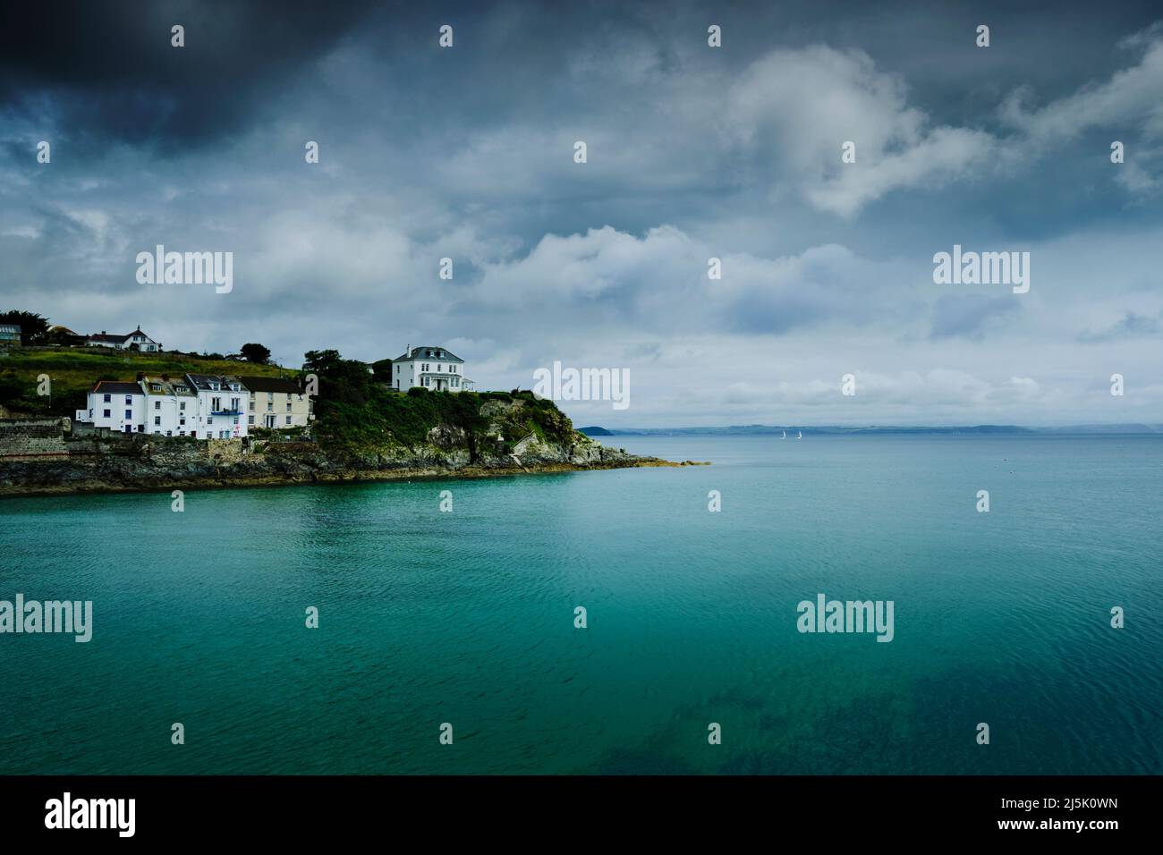 Häuser am Portmellon Beach mit Segelbooten, Corwall, Großbritannien Stockfoto