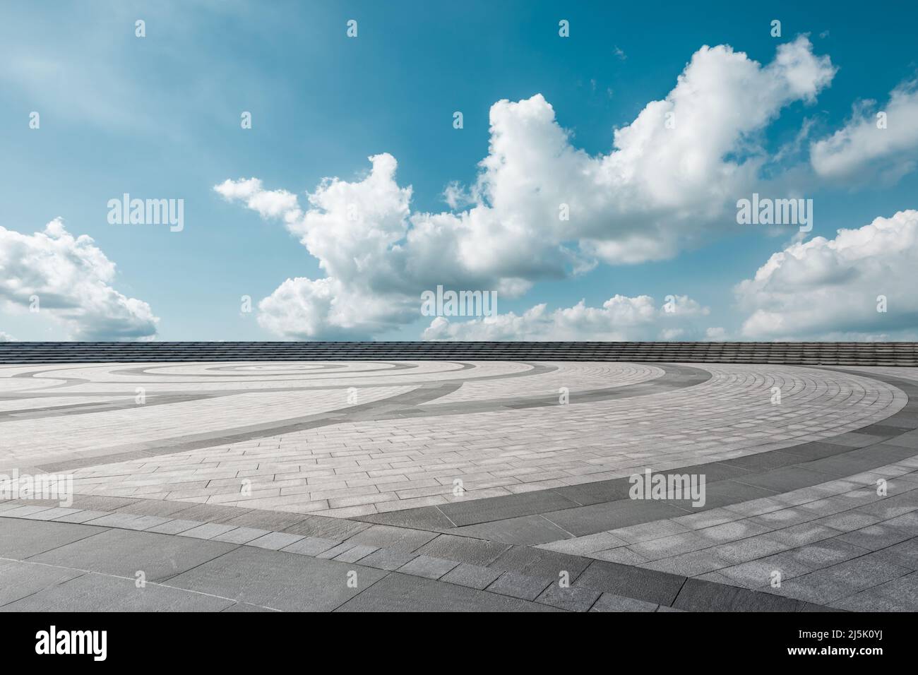 Leerer quadratischer Boden und wunderschöne Himmelswolkenlandschaft Stockfoto