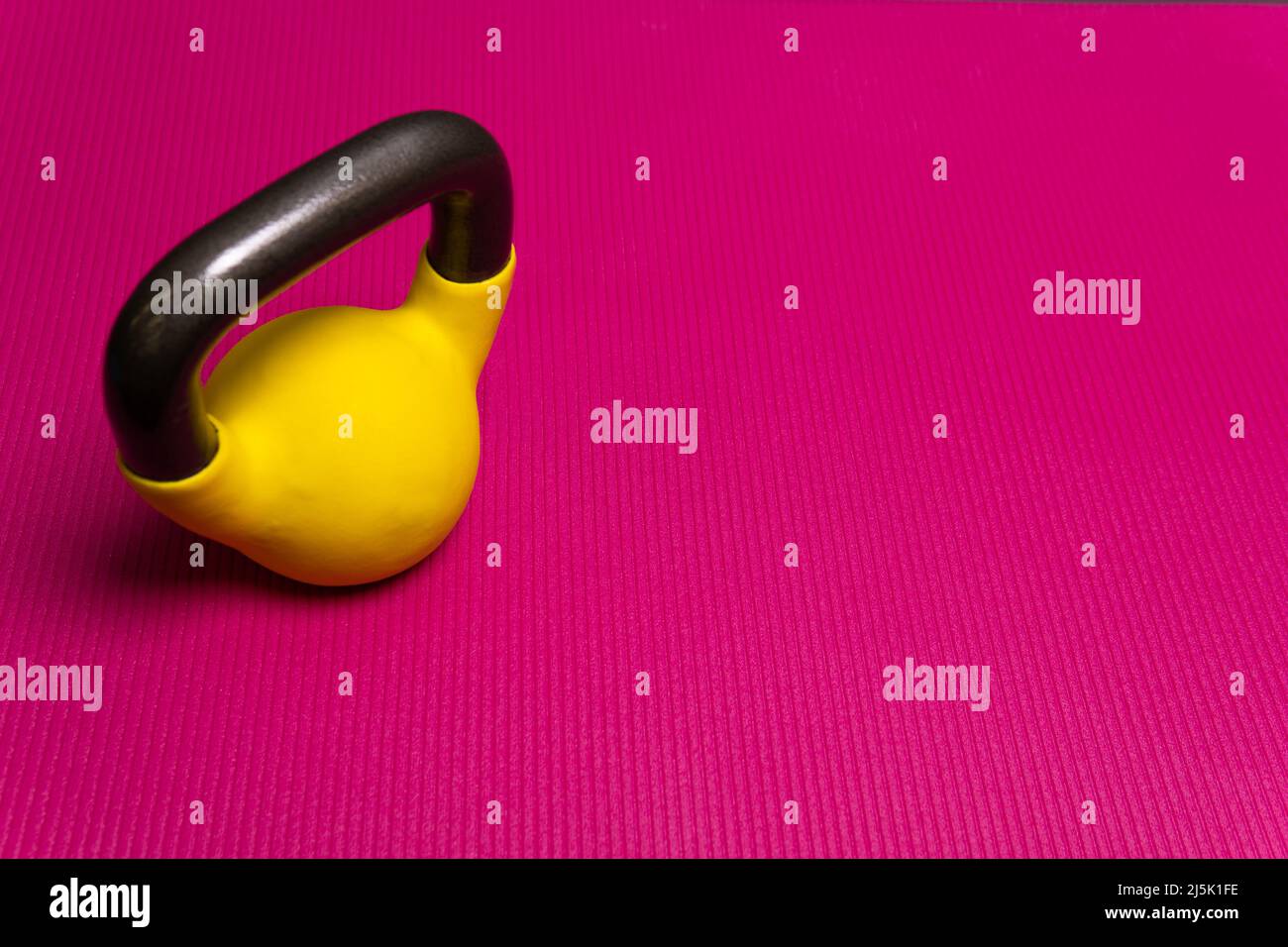 Matte Raum kettlebell gelb Yoga Hintergrund Sport Fitness-Studio Kraft, von Lifestyle Gesundheit für Yoga aus körperlichem Konzept, Ernährung Holz. Isolierte Ausdauer Stockfoto
