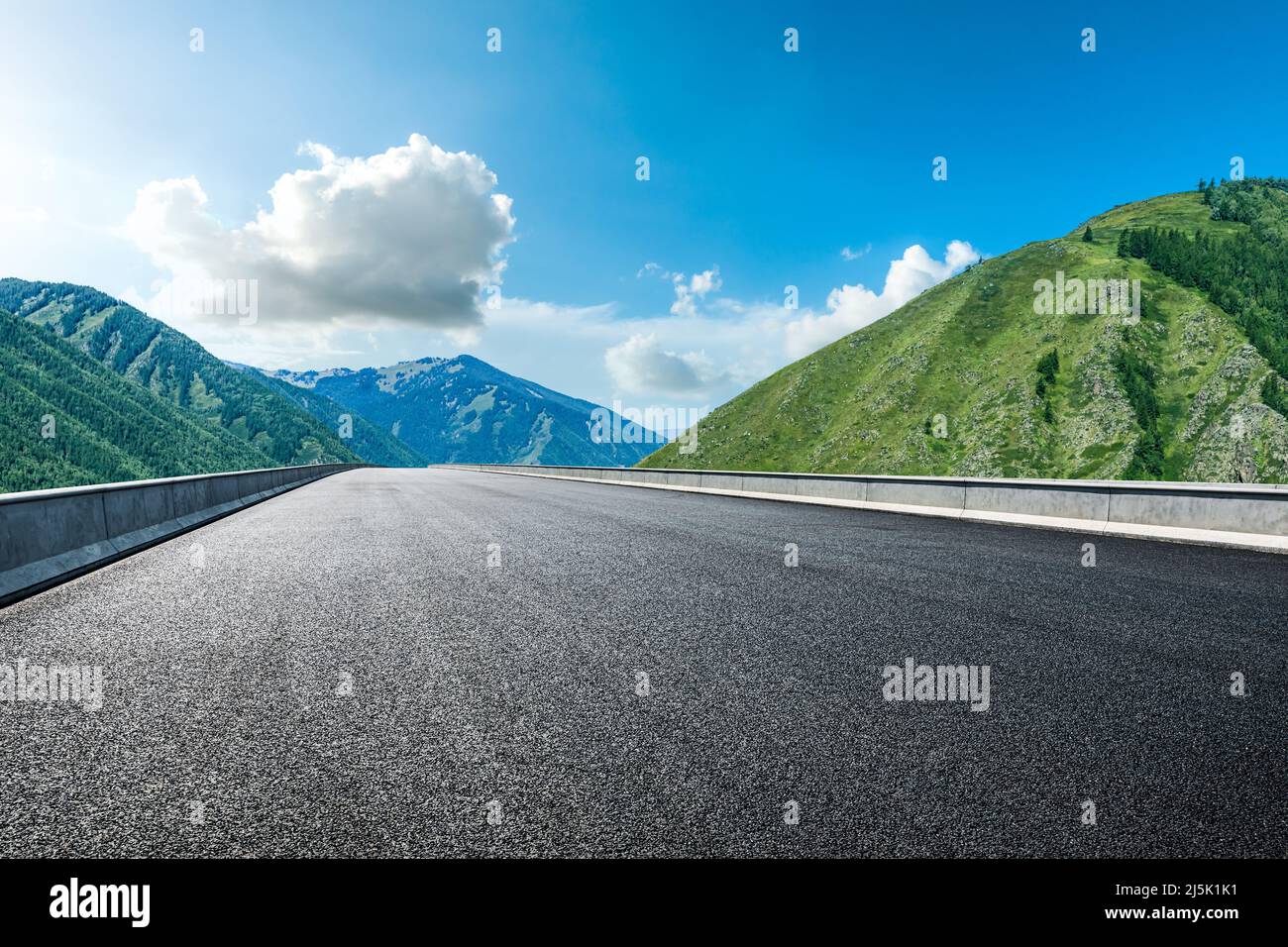 Leere Asphaltstraße und Berglandschaft Stockfoto