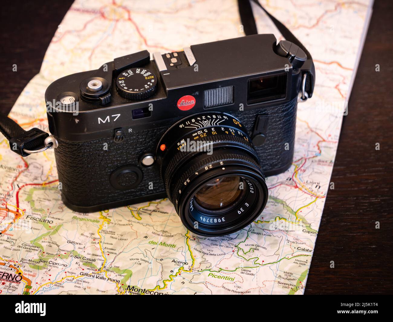 Wetzlar, Deutschland - Januar 5 2020: Leica M7 analoge Fotokamera in schwarzer Oberfläche mit 50-mm-Summicron-Objektiv. Stockfoto