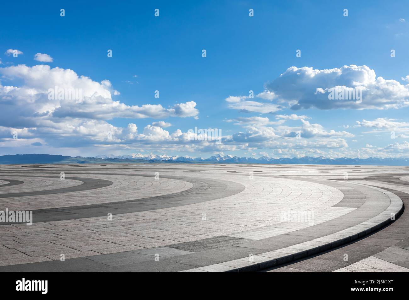 Leerer quadratischer Boden und Berg mit Himmelswolkenlandschaft Stockfoto