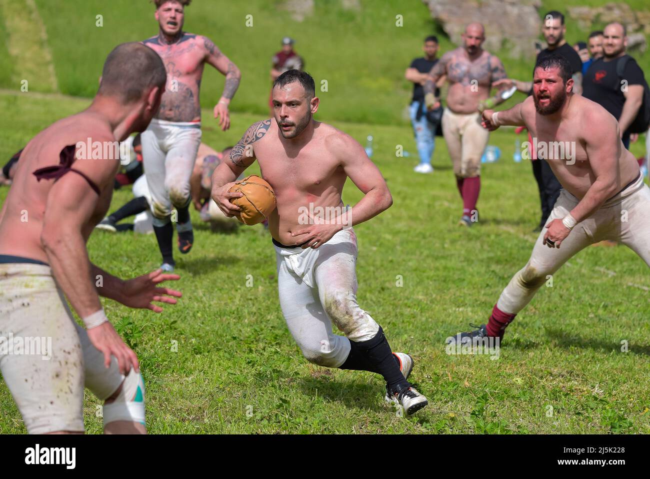 Rom, Latium, Italien. 23. April 2022. Historisches Fußballspiel von Harpastum während der Feier des Geburtstages von Rom im Circo Massimo in Rom. (Bild: © Roberto Bettacchi/Pacific Press via ZUMA Press Wire) Stockfoto