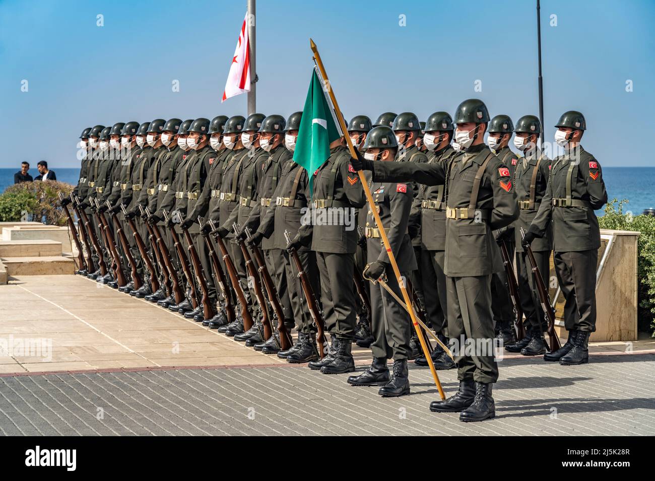 Parade türkischer Soldaten am Denkmal von Kemal Atatürk an der Promenade in Kyrenia oder Girne, Türkische Republik Nordzypern, Europa | Turkish sol Stockfoto