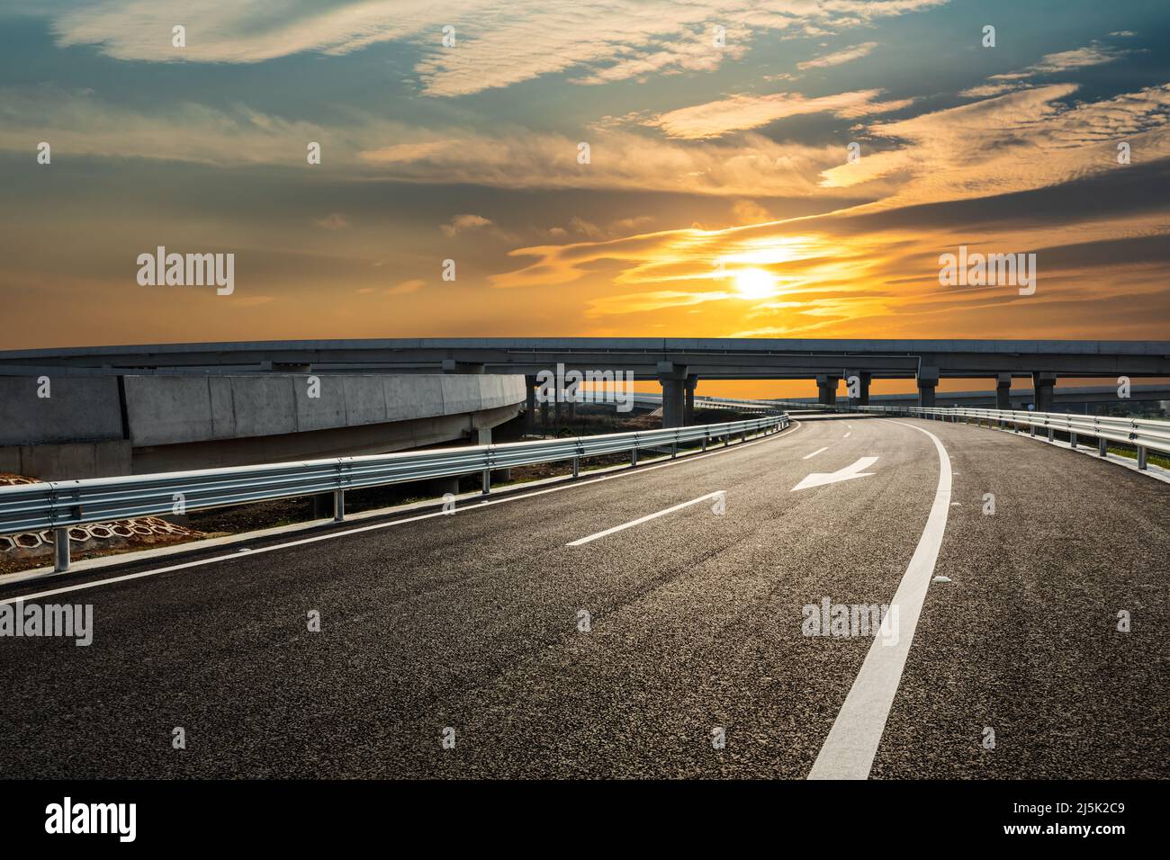 Asphaltstraße und wunderschöne Himmelswolkenlandschaft bei Sonnenuntergang. Hintergrund der Straße und der Himmelswolke. Stockfoto
