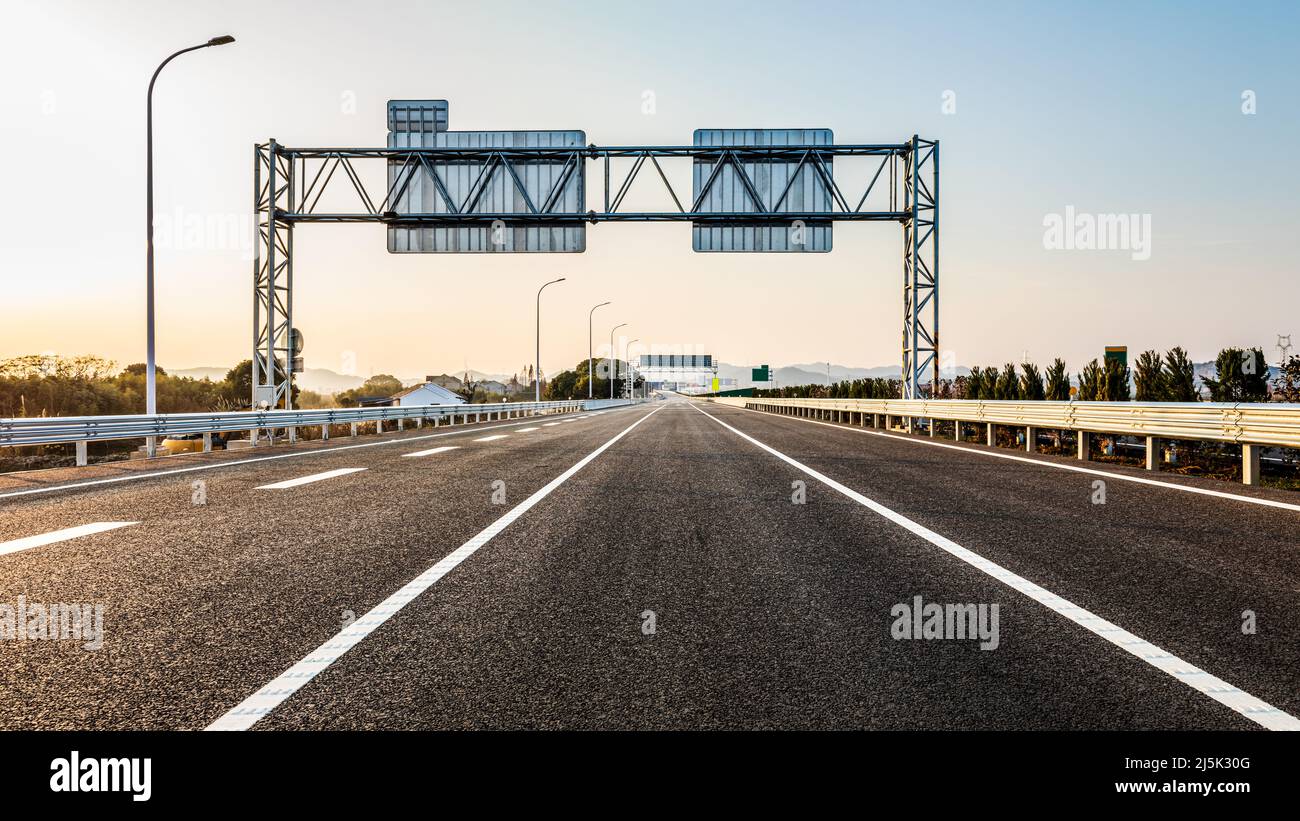 Geradeaus Asphalt Autobahn und Himmel Sonnenuntergang Landschaft Stockfoto