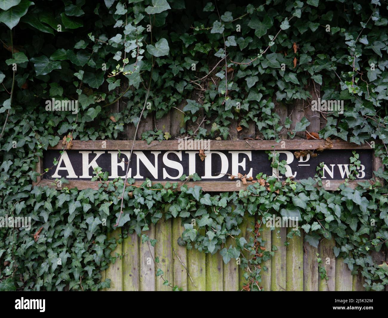 Namensschild der Akenside Road, Borough of Hampstead, London, Großbritannien Stockfoto