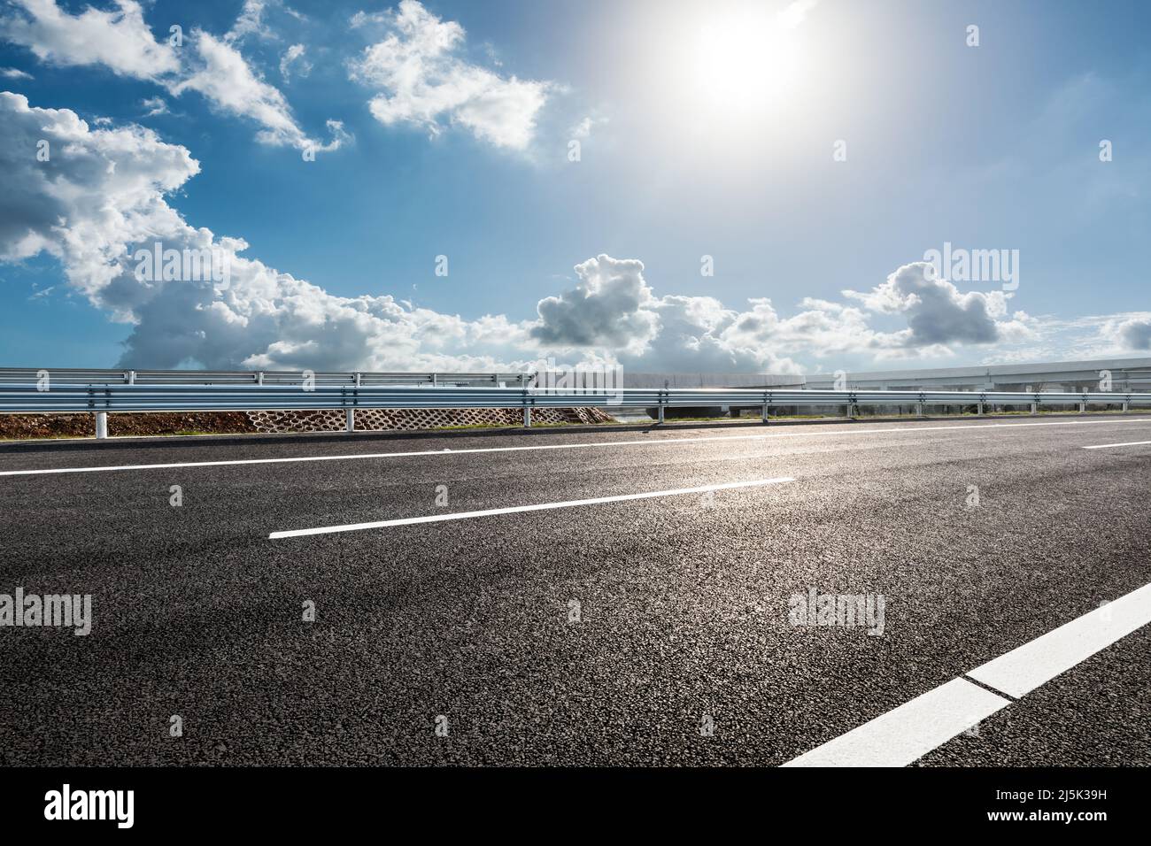 Asphaltautobahn und wunderschöne Himmelswolkenlandschaft. Hintergrund der Straße und der Himmelswolke. Stockfoto