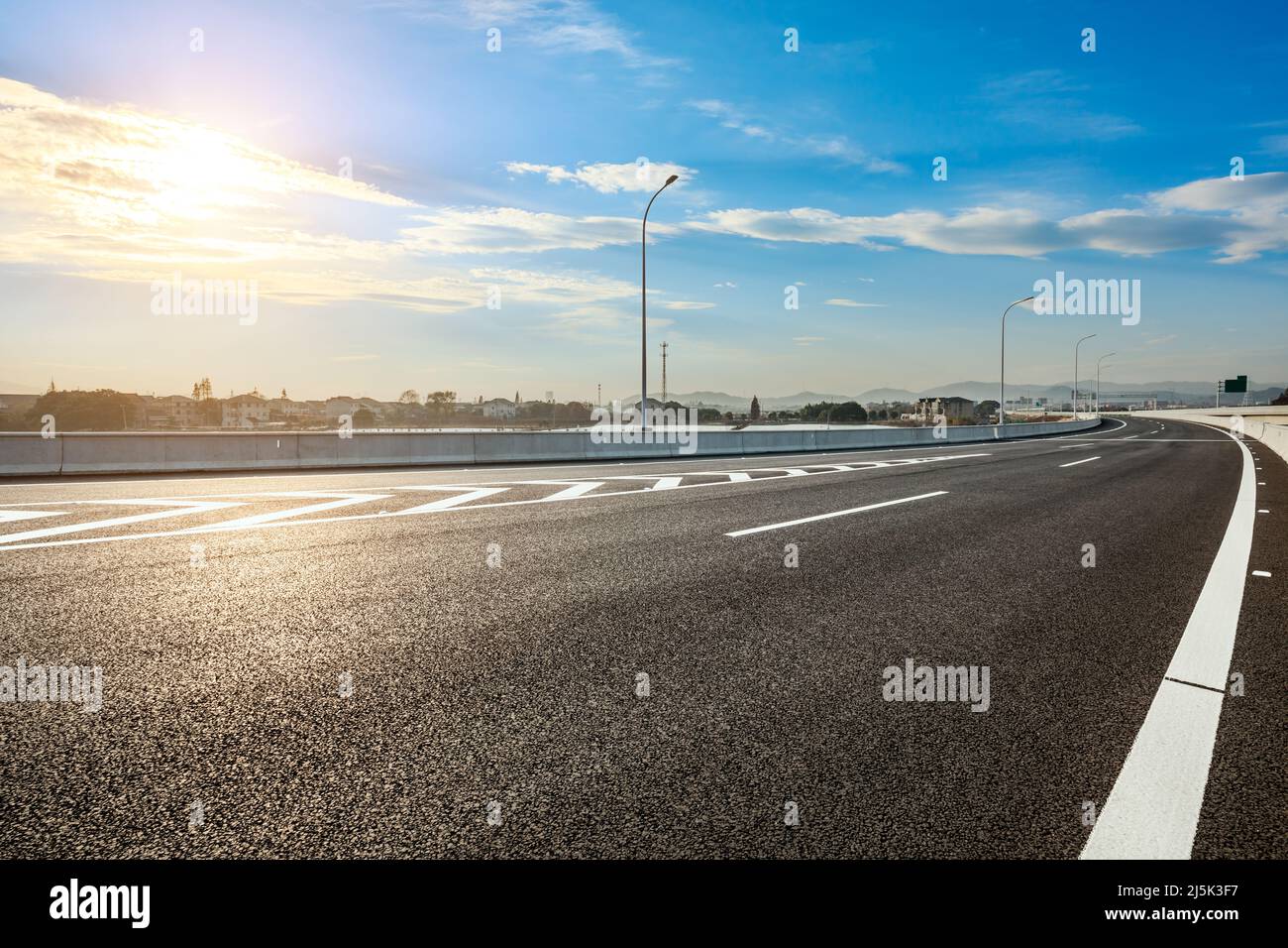 Asphaltstraße und wunderschöne Himmelswolkenlandschaft bei Sonnenuntergang. Hintergrund der Straße und der Himmelswolke. Stockfoto