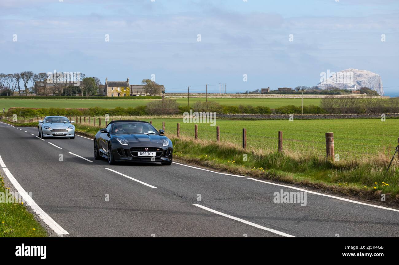 North Berwick, East Lothian, Schottland, Vereinigtes Königreich, 24.. April 2022. Classic Car Tour: Die jährliche Spendenaktion des North Berwick Rotary Club findet auf einer 135 Meilen langen Strecke durch East Lothian und die Scottish Borders statt. Im Bild: Ein Jaguar aus dem Jahr 2017 an der Küstenstraße in der Nähe des Bass Rock Stockfoto