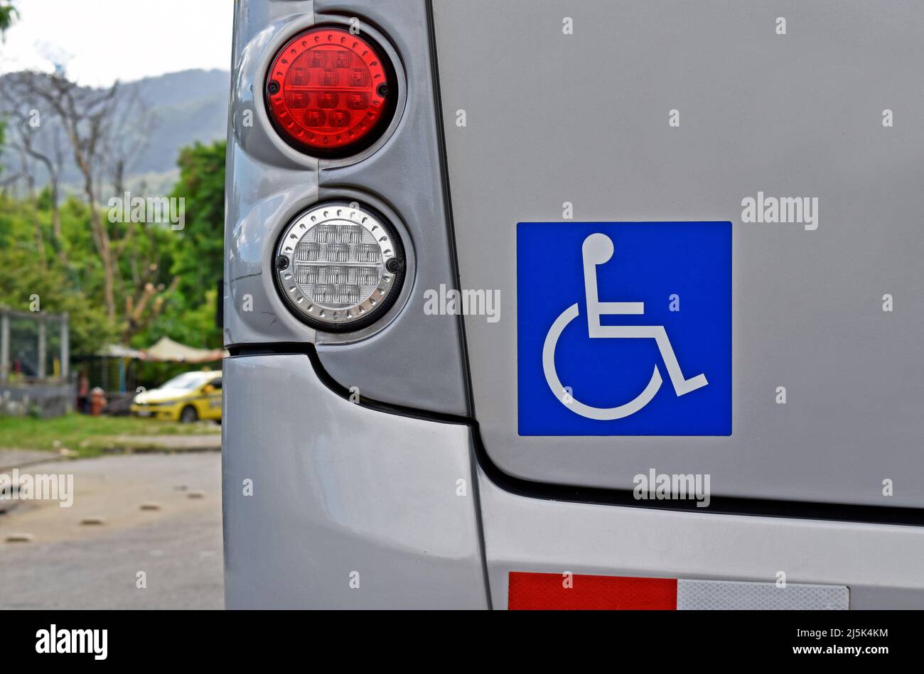 Schulbus zurück mit Rollstuhl-Piktogramm Stockfoto
