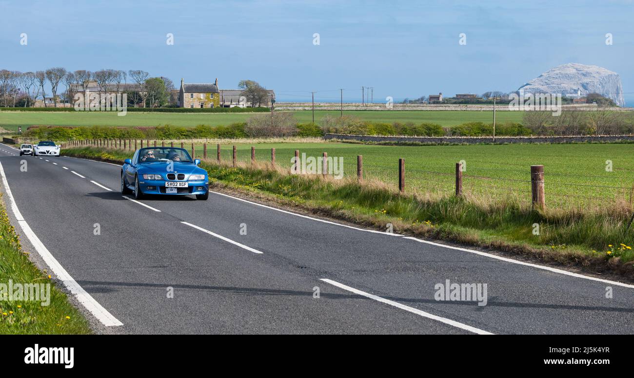 North Berwick, East Lothian, Schottland, Vereinigtes Königreich, 24.. April 2022. Classic Car Tour: Die jährliche Spendenaktion des North Berwick Rotary Club findet auf einer 135 Meilen langen Strecke durch East Lothian und die Scottish Borders statt. Im Bild: Ein 2002 BMW auf der Küstenstraße in der Nähe des Bass Rock Stockfoto