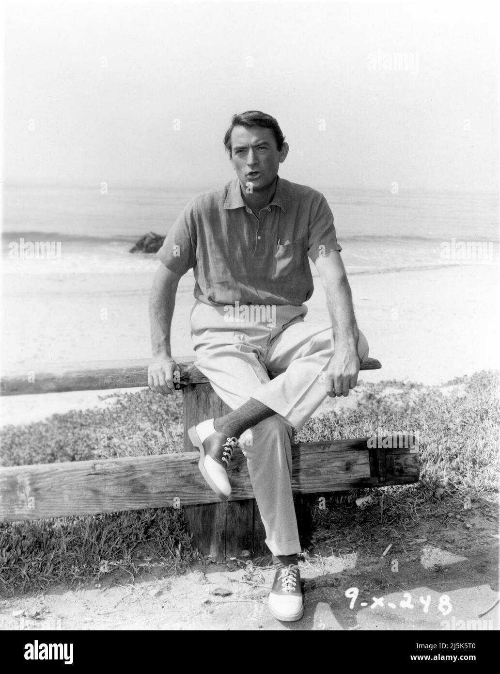 GREGORY PECK am Drehort in Malibu, Kalifornien, während der Dreharbeiten des GELIEBTEN UNGLÄUBIGEN 1959 Regisseurs HENRY KING nach dem Buch von Sheilah Graham und Gerold Frank Drehbuch Sy Bartlett Musik Franz Waxman Jerry Wald Productions / Twentieth Century Fox Stockfoto