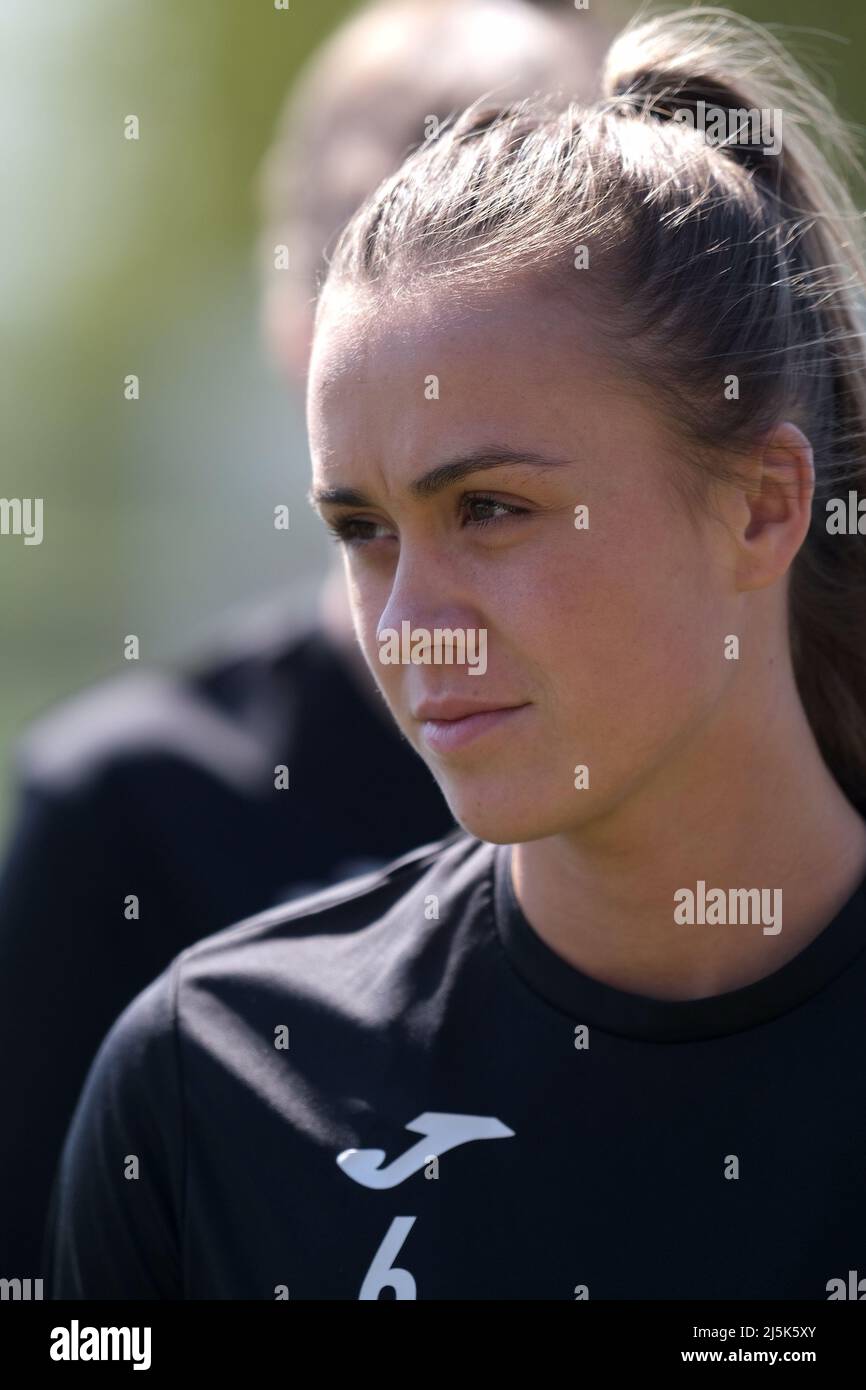 Glasgow, Großbritannien. 24. April 2022. Leah Eddie (Hibernian, #6) während des Spiels der Scottish Women's Premier League 1 zwischen Partick Thistle und Hibernian im Petershill Park in Glasgow, Schottland. Scottish Women's Premier League 1 Alex Todd/SPP Credit: SPP Sport Press Photo. /Alamy Live News Stockfoto