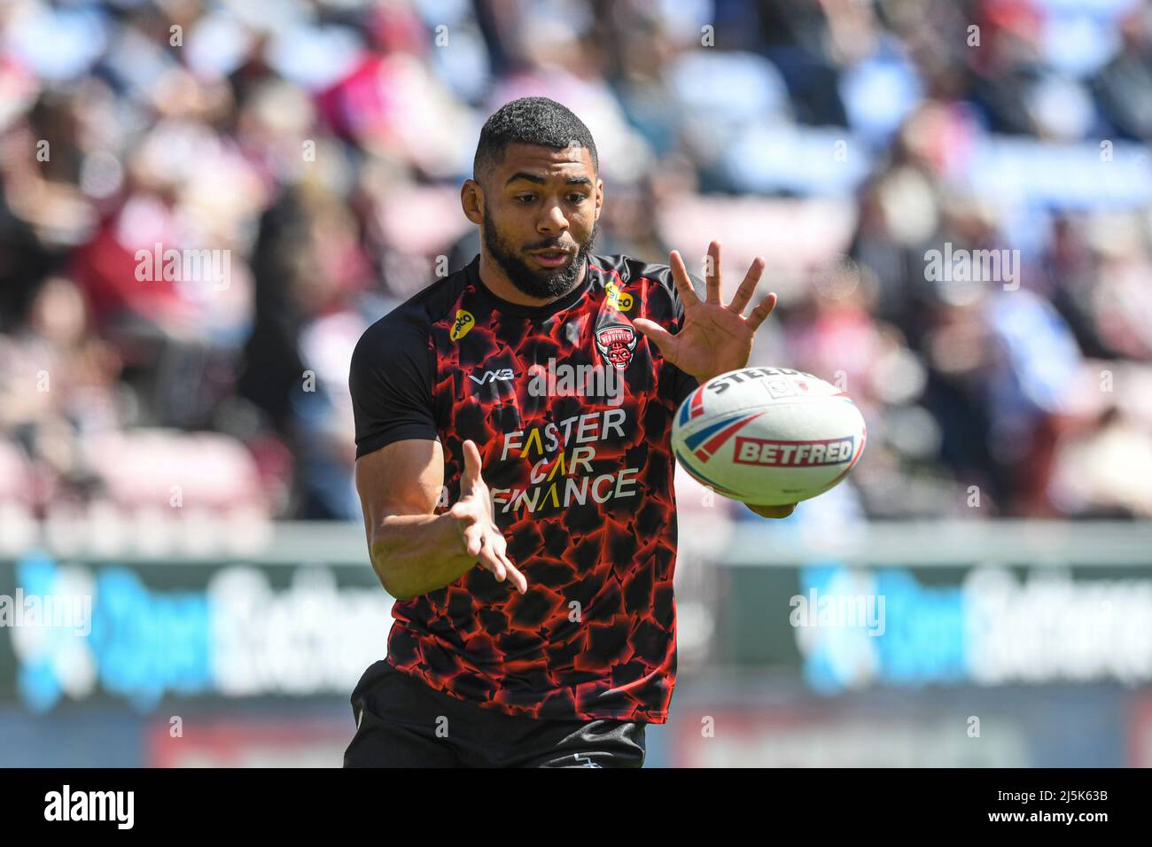 Wigan, Großbritannien. 24. April 2022. Kallum Watkins #3 von Salford Red Devils während des Aufwärms in Wigan, Großbritannien am 4/24/2022. (Foto von Simon Whitehead/News Images/Sipa USA) Quelle: SIPA USA/Alamy Live News Stockfoto