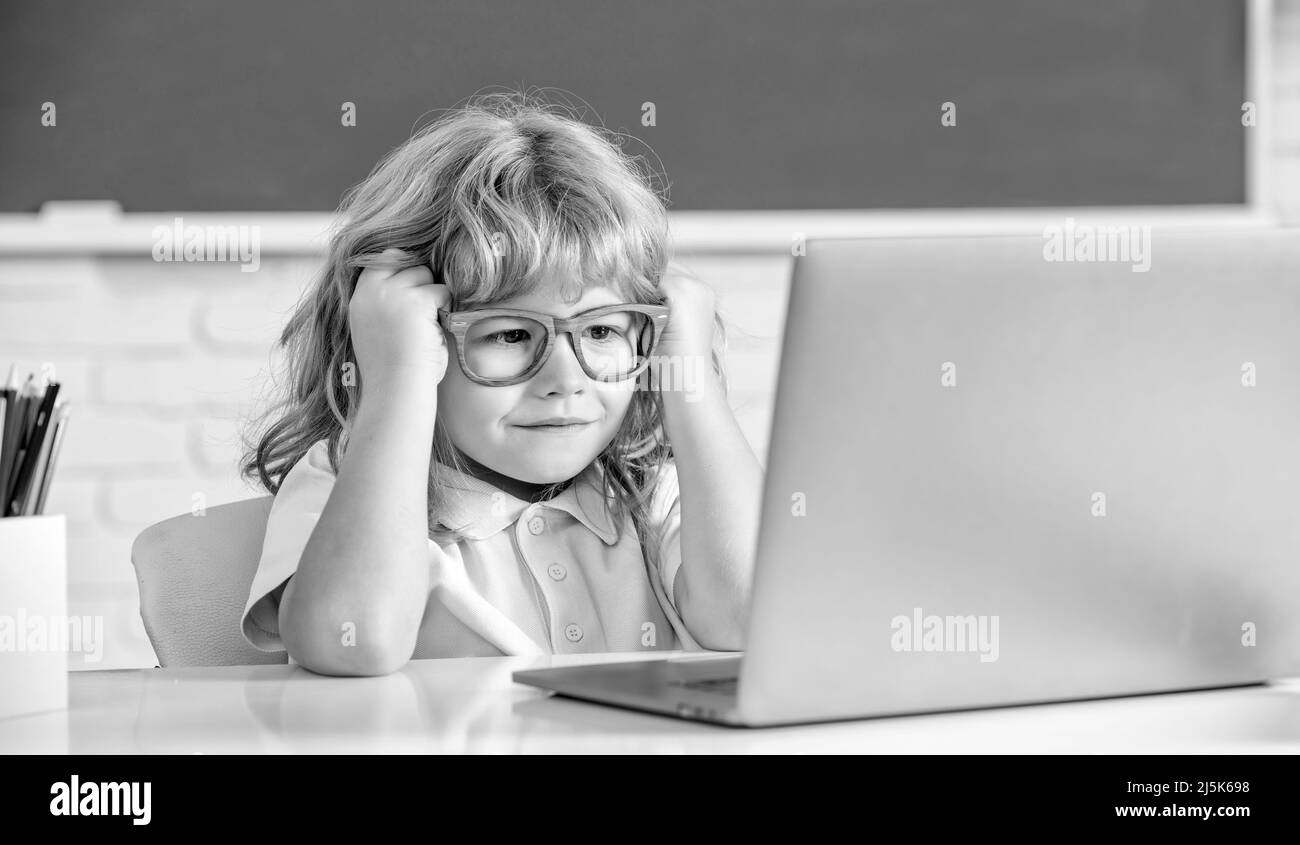 Wissenstag. Konzept der Online-Bildung. Nerd Kind in Brille mit Laptop. september 1 Stockfoto