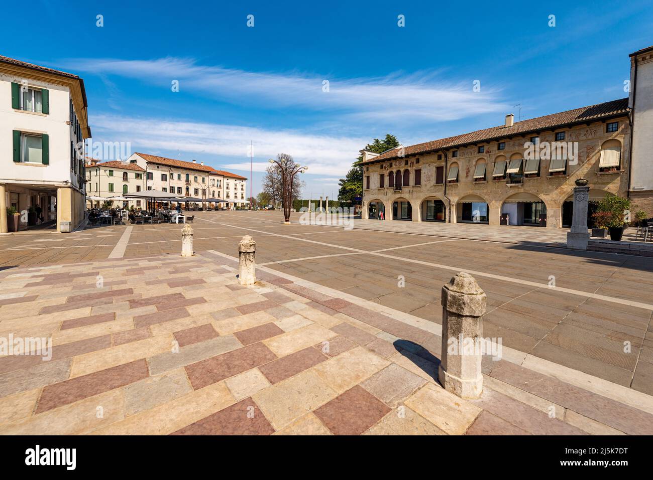 Der Hauptplatz der Stadt in Oderzo heißt Piazza Grande (großer Platz). Kleine Stadt römischen und mittelalterlichen Ursprungs in der Provinz Treviso, Venetien, Italien. Stockfoto