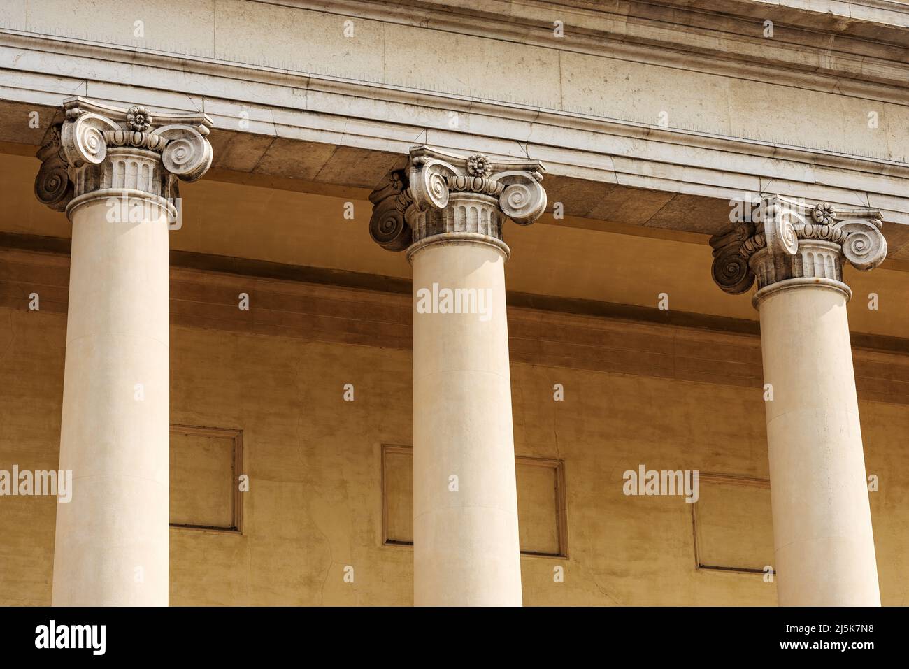 Säulen mit ionischen Kapitellen. Fassade und Pronaos der Kathedrale von Treviso (Duomo Cattedrale di San Pietro Apostolo), VI-XIX Jahrhundert, Venetien, Italien, Europa. Stockfoto