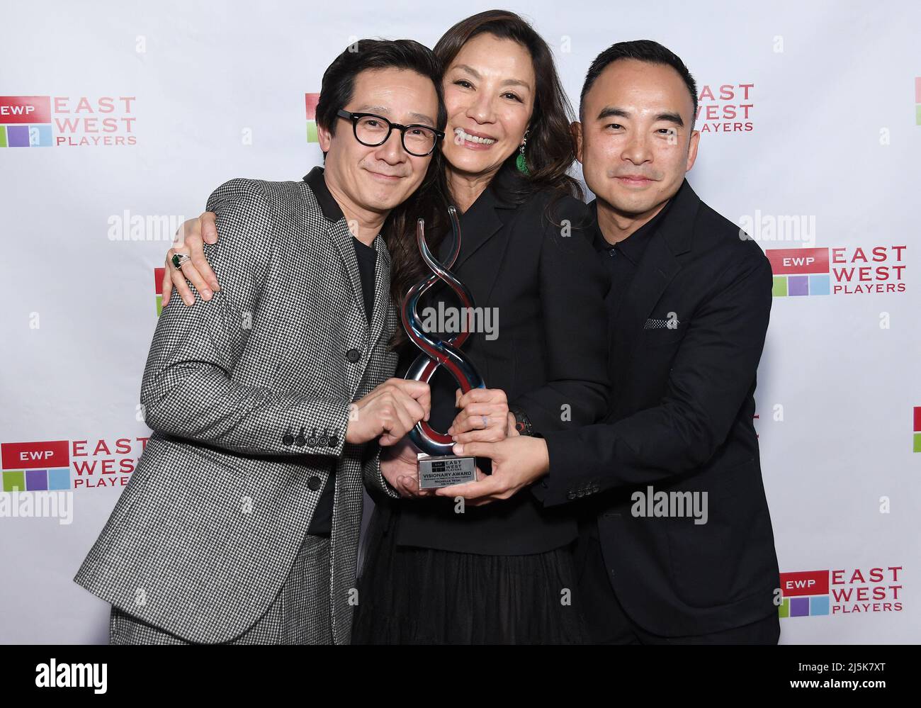 Los Angeles, USA. 23. April 2022. (L-R) Ke Huy Quan, East West Players Visionary Award Honoree Michelle Yeoh und Melvin Mar bei den East West Players 56. Anniversary Visionary Awards, die am Samstag, dem 23. April 2022, im City Market Social House in Los Angeles, CA, verliehen wurden. (Foto: Sthanlee B. Mirador/Sipa USA) Quelle: SIPA USA/Alamy Live News Stockfoto