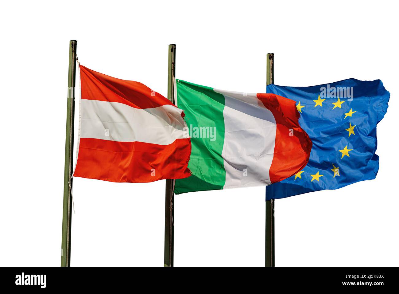 Österreichische, italienische und EU-Flaggen mit Fahnenmast, die auf weißem Hintergrund isoliert im Wind miteinander wehen. Stockfoto