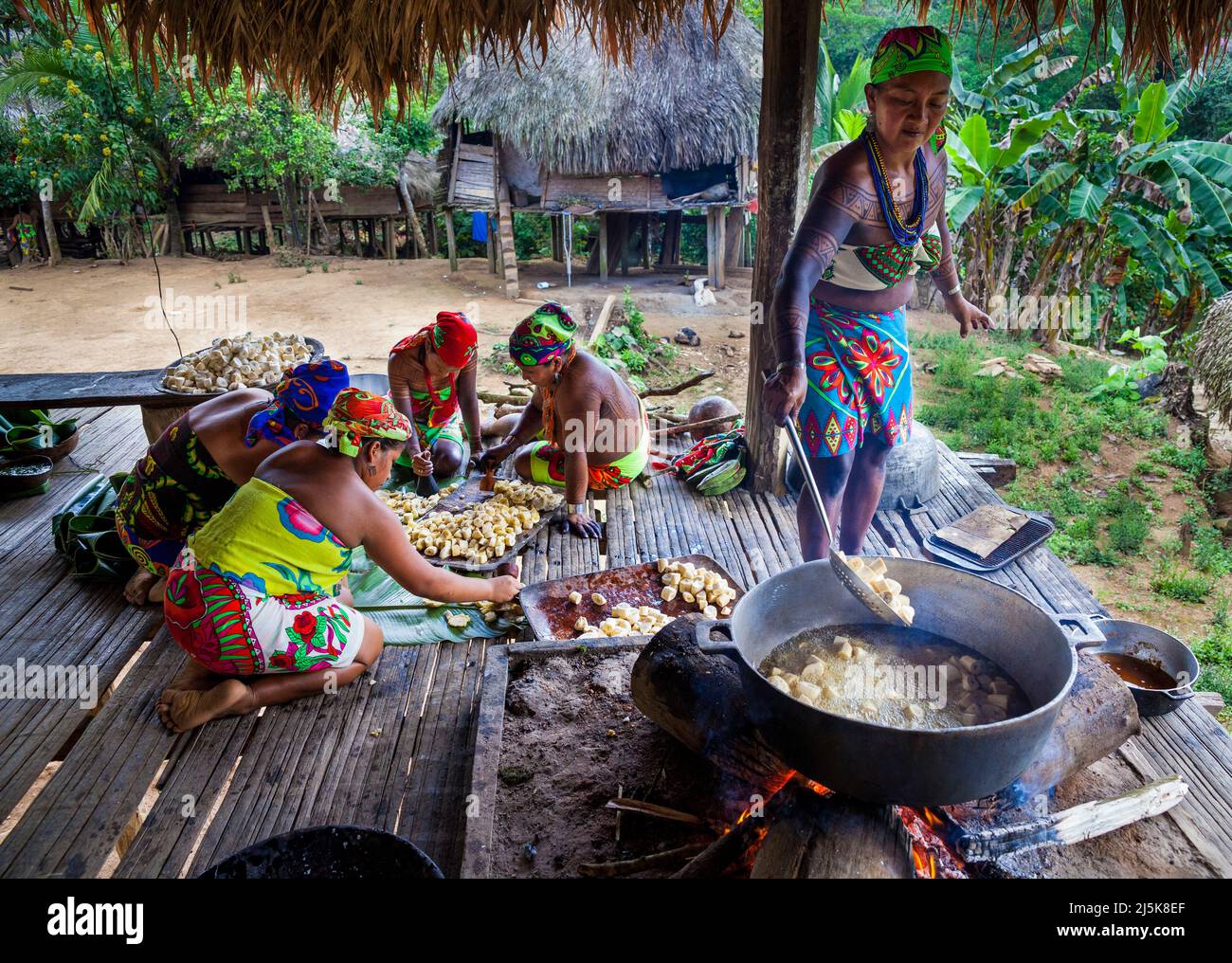Die indische Frau von Embera Puru bereitet Kochbananen im Dorf Embera Puru neben Rio Pequeni, Republik Panama, Mittelamerika, zu und braten sie. Stockfoto