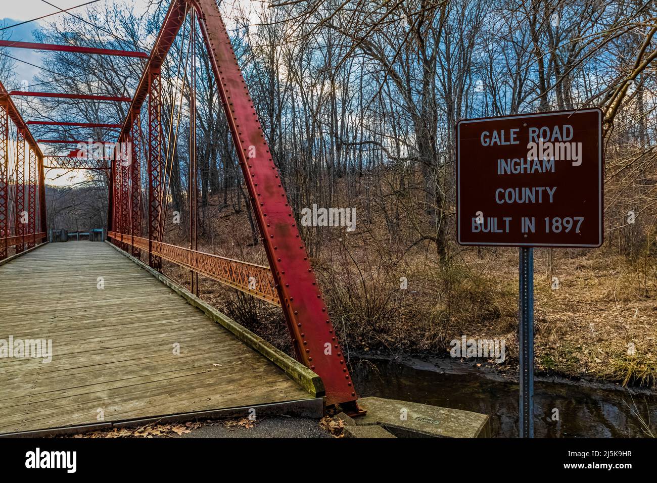 Die Gale Road Bridge, die einst den Grand River überspannt, befindet sich heute im Historic Bridge Park in Calhoun County, Michigan, USA Stockfoto