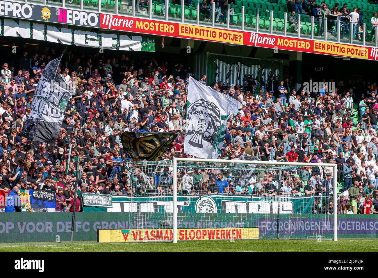 GRONINGEN, NIEDERLANDE - 24. APRIL: Fans des FC Groningen beim niederländischen Eredivisie-Spiel zwischen dem FC Groningen und Herakles Almelo am 24. April 2022 im Hitachi Capital Mobility Stadium in Groningen, Niederlande (Foto: Henk Jan Dijks/Orange Picles) Stockfoto