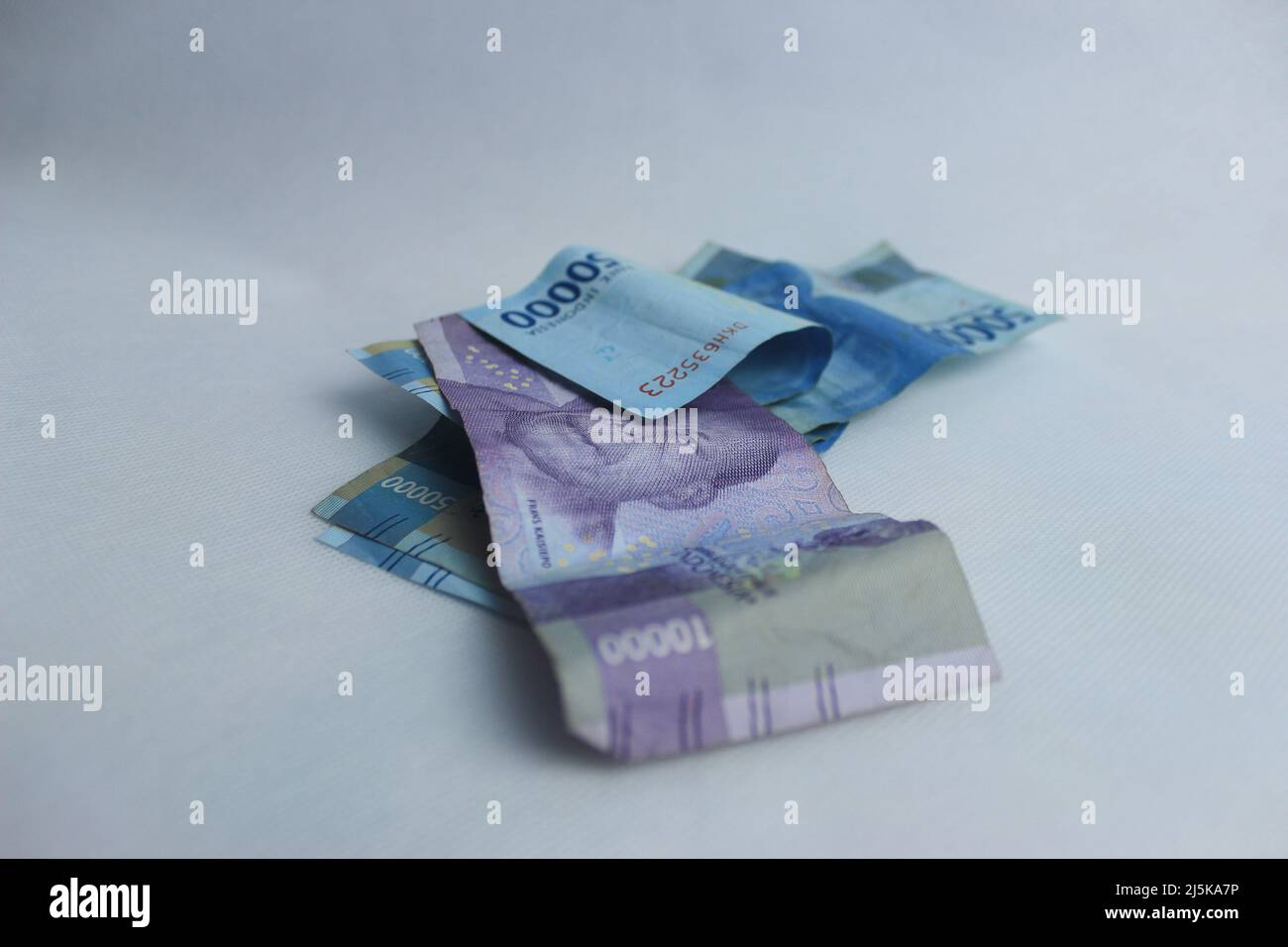Indonesische Rupiah Geld 50.000 und 10.000 IDR-Banknoten. Draufsicht Stockfoto