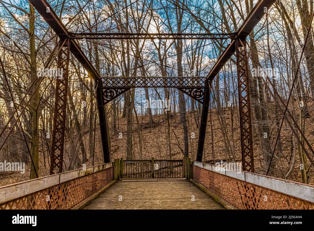 Die Bauer Road Bridge, die einst den Looking Glass River überspannt, befindet sich heute im Historic Bridge Park in Calhoun County, Michigan, USA Stockfoto