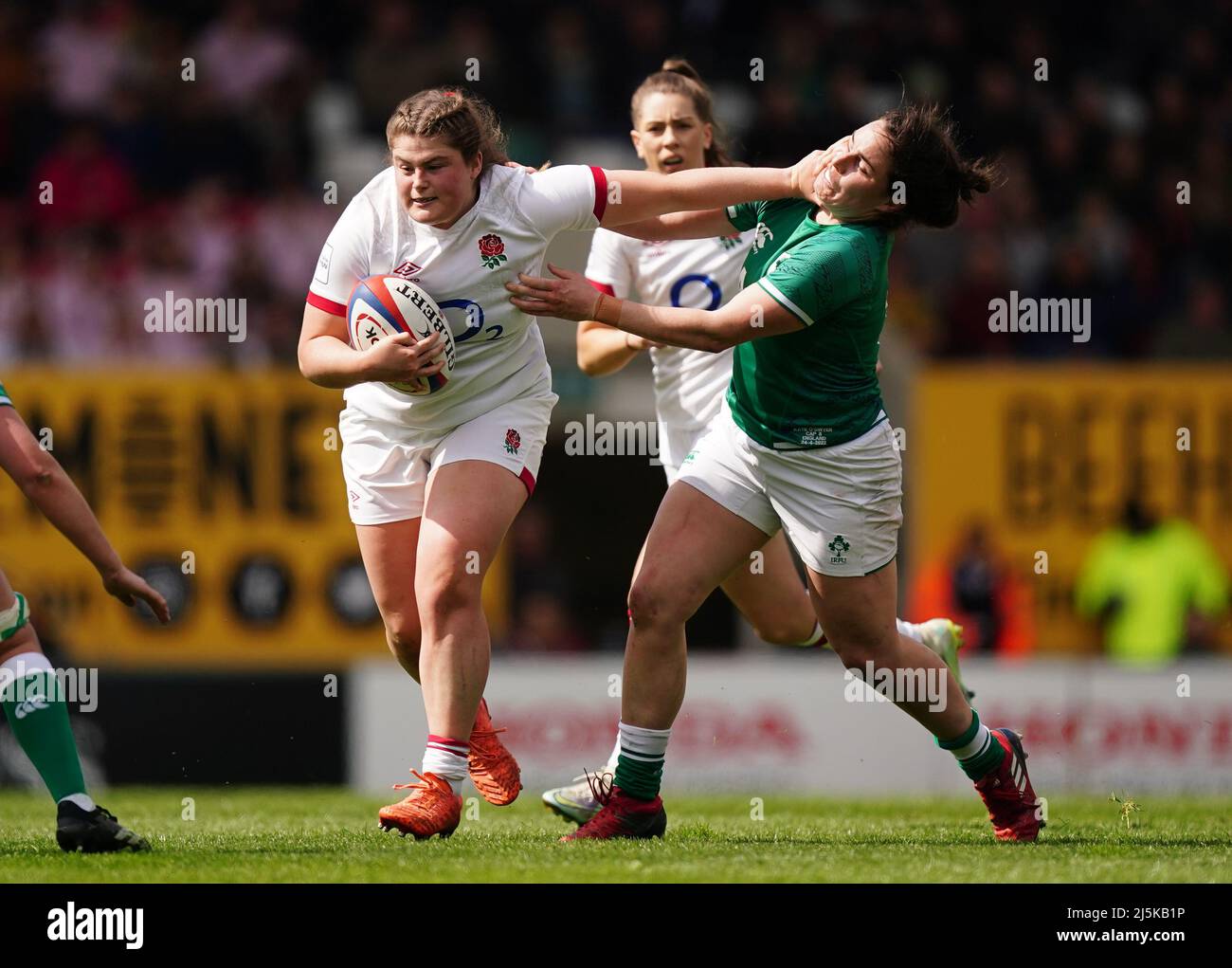 Die Engländerin Maud Muir und die Irerin Katie O'Dwyer in Aktion während des TikTok Women's Six Nations-Spiels im Mattioli Woods Welford Road Stadium, Leicester. Bilddatum: Sonntag, 24. April 2022. Stockfoto