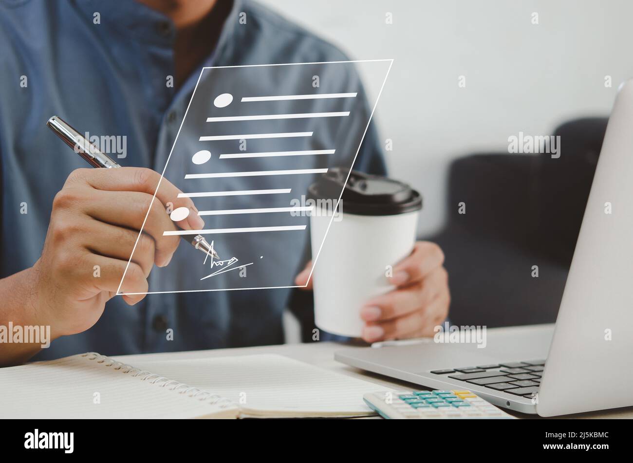 Geschäftsmann hält Stift Business digitale Signatur Dokumente auf dem virtuellen Bildschirm. Stockfoto
