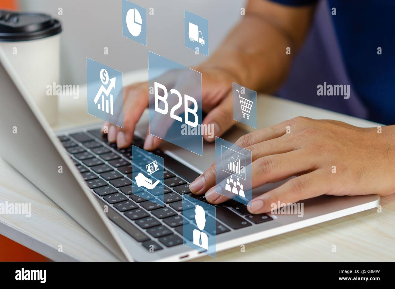 Mann Hand mit Laptop virtuellen Bildschirm B2B Business to Business Symbole und Symbole. Marketing-Konzept für Business Technology. Stockfoto