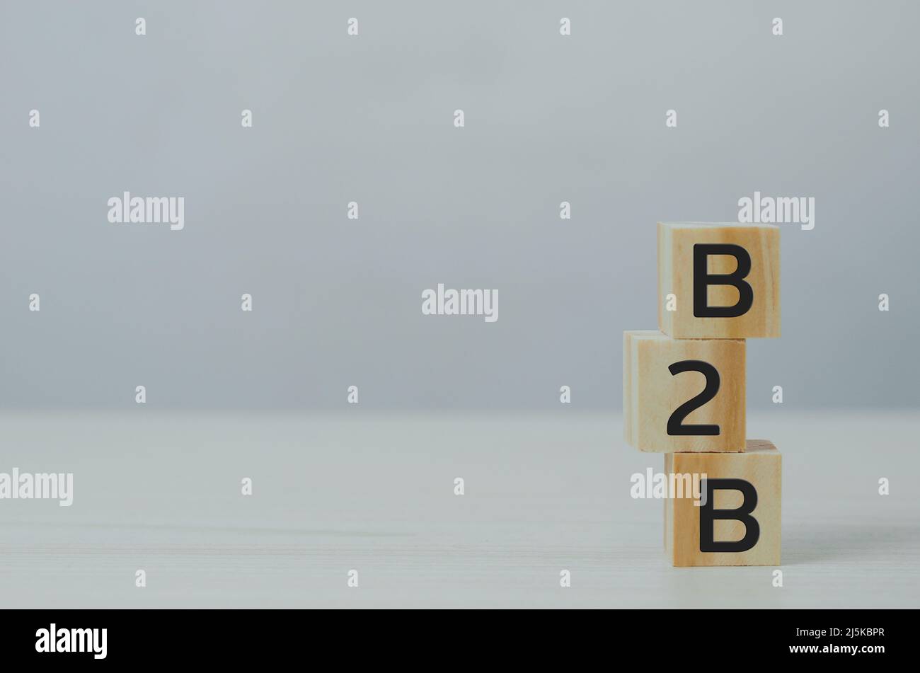Holzwürfel mit B2B Business to Business auf dem Tisch und Platz zum Kopieren.Geschäftskonzepte. Stockfoto