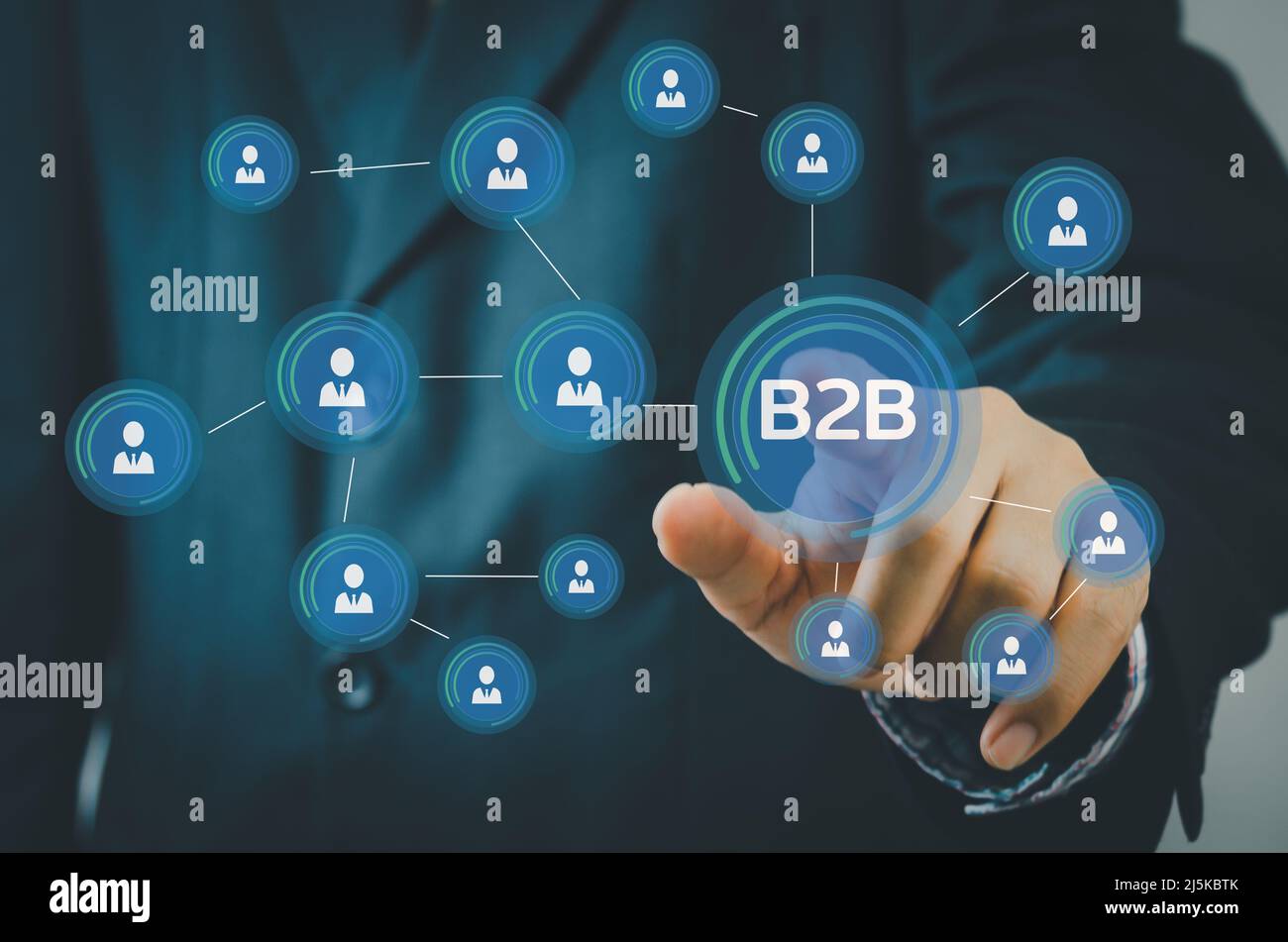 Geschäftsmann berühren auf dem virtuellen Bildschirm Symbol B2B Business to Business Icons und symbols.Commerce Technologie-Marketing-Konzept. Stockfoto