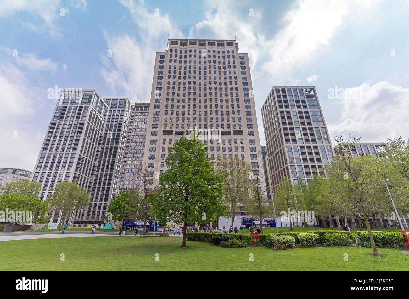 Das Shell Center-Gebäude und die umliegenden Wolkenkratzer vom Park aus gesehen. London Stockfoto