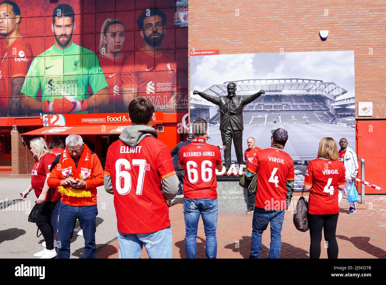 Liverpool-Fans vor dem Premier-League-Spiel in Anfield, Liverpool, an der Bill Shankly-Statue. Bilddatum: Sonntag, 24. April 2022. Stockfoto