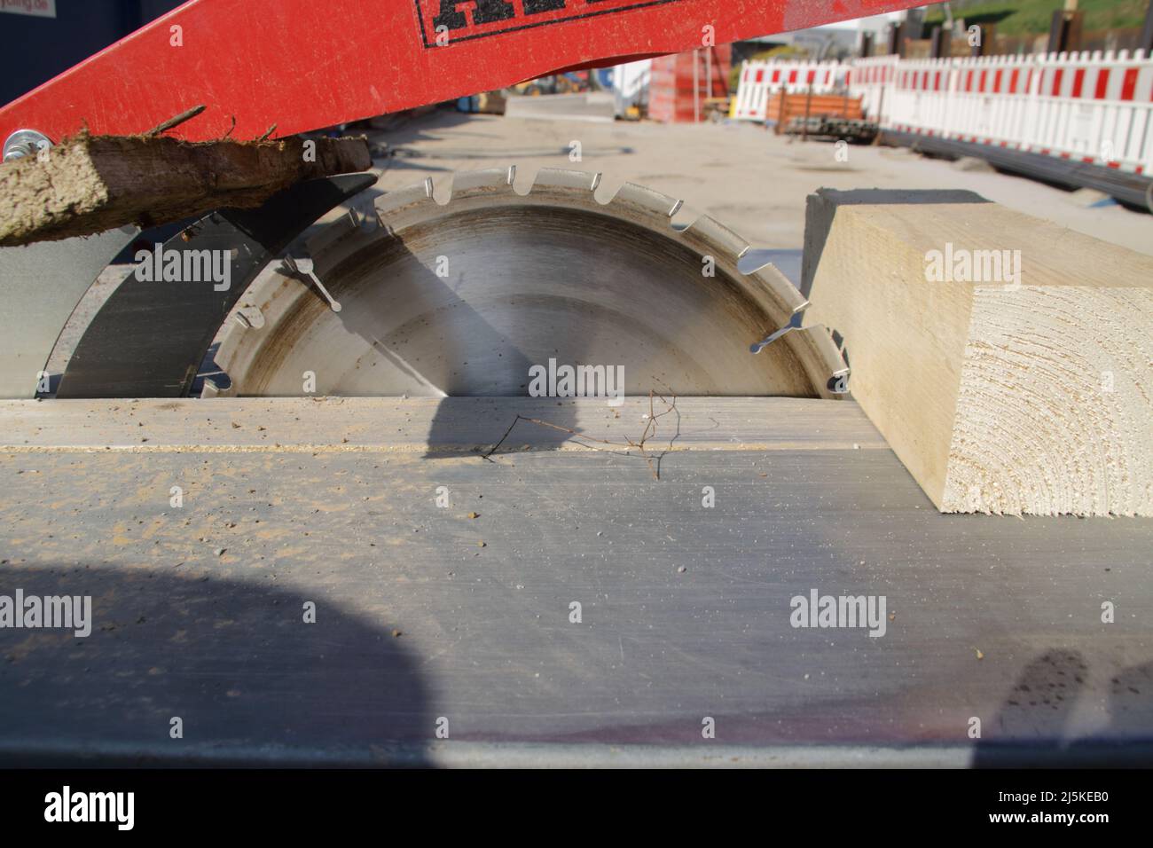 Schutz der Hände auf einer Kreissäge wurde durch ein Stück Holz blockiert Stockfoto