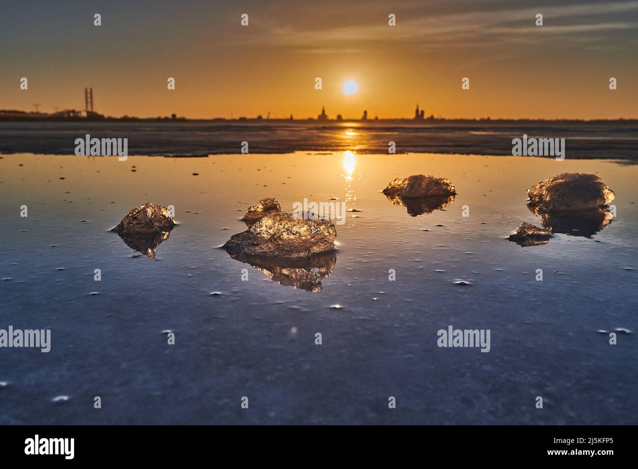 Silhouette der hansestadt Stralsund mit Eis im Vordergrund von Altefaehr im Winter gesehen Stockfoto