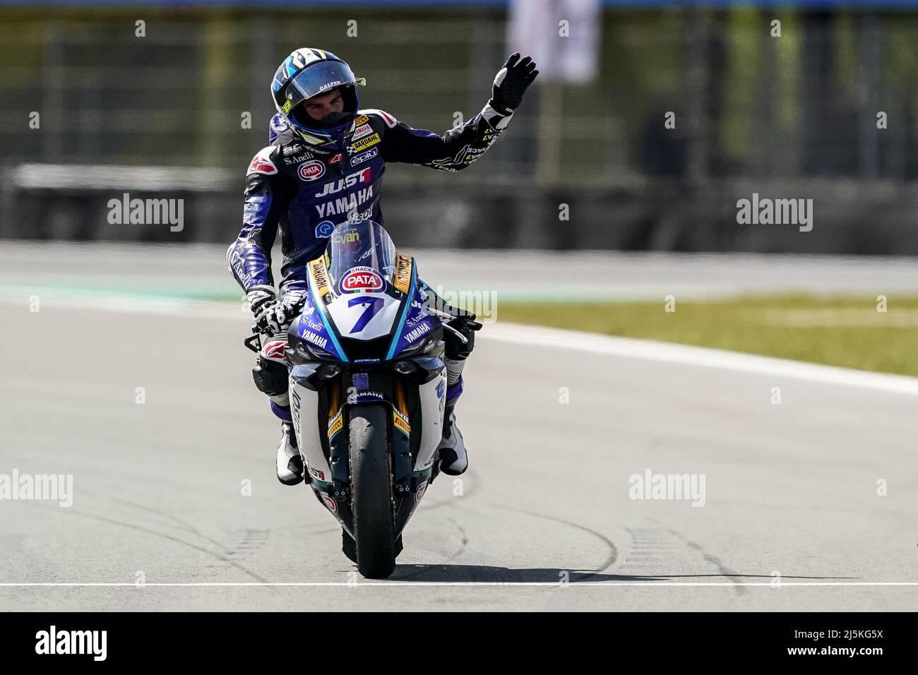 ASSEN, NIEDERLANDE - 24. APRIL: Lorenzo Baldassarri aus Italien nach dem Supersport Race 2 während der WorldSBK Motul Dutch Round auf dem TT Circuit Assen am 24. April 2022 in Assen, Niederlande (Foto von Andre Weening/Orange Picles) Stockfoto