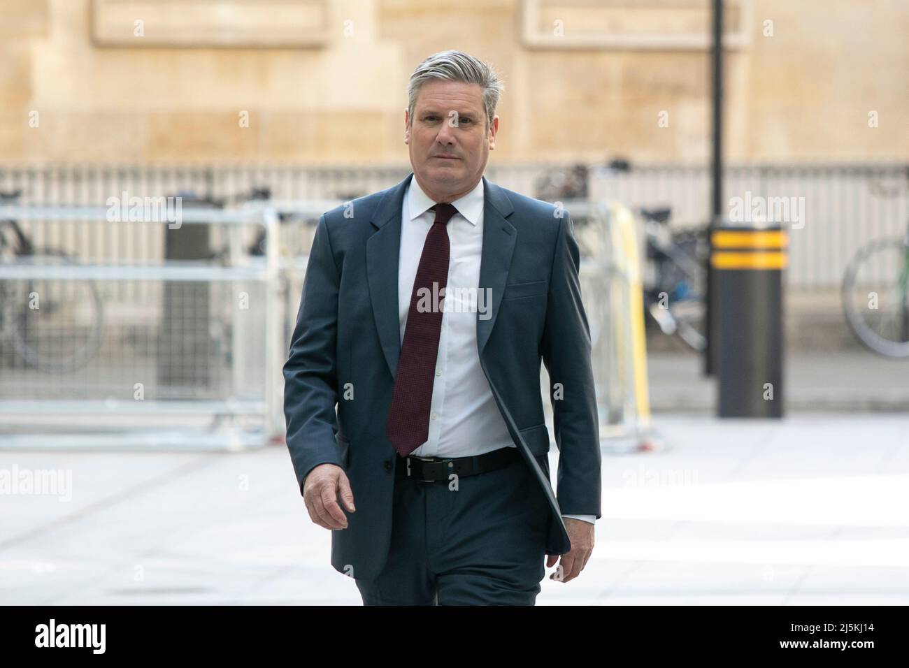 Der Gewerkschaftsführer Sir Keir Starmer bei der Ankunft im BBC Broadcast House im Zentrum von London, Großbritannien. Wo er auf der Politischen Show „Sonntagmorgen“ auftritt. 24.. April 2022 Stockfoto