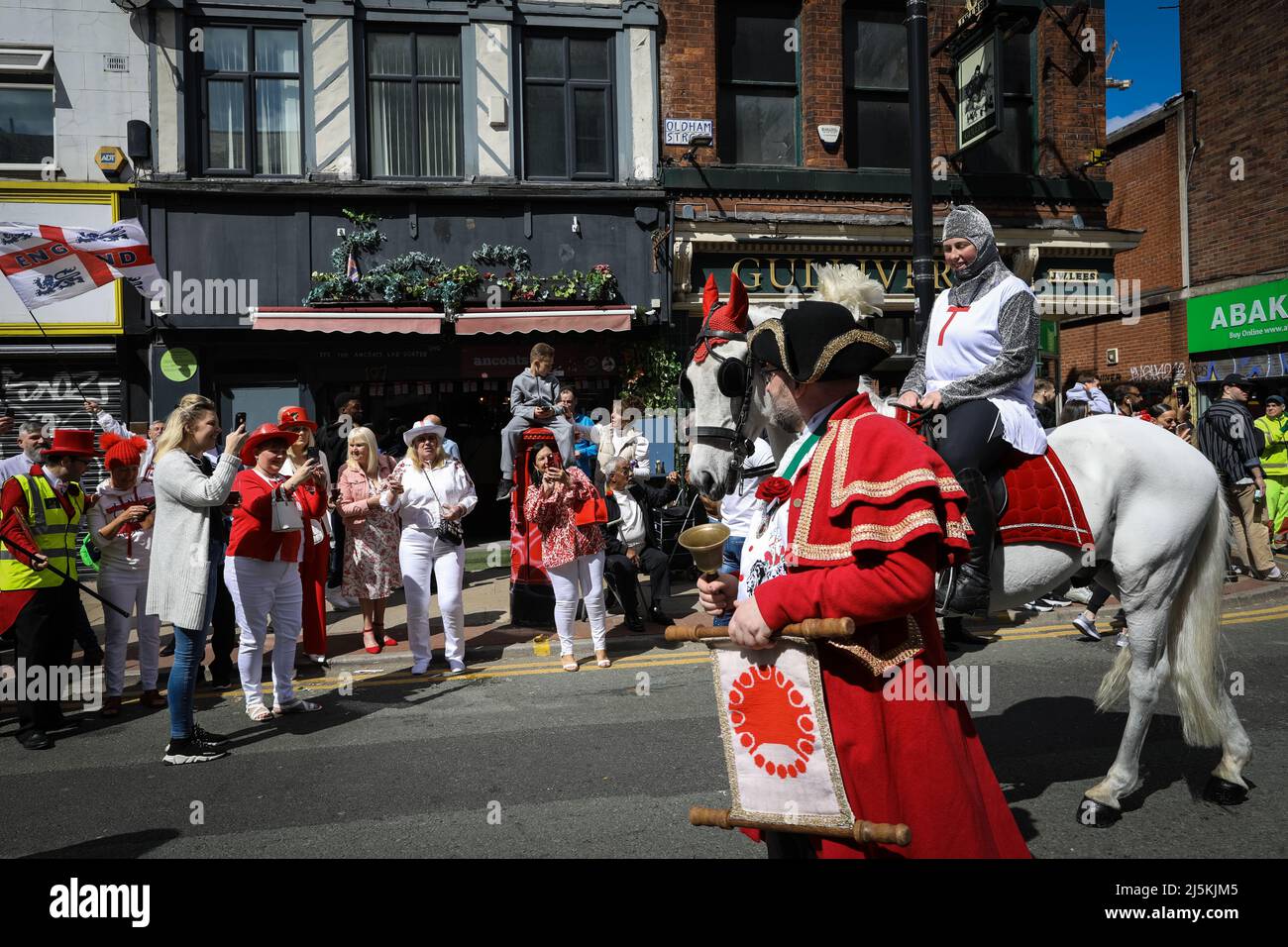 Manchester, Großbritannien. 24. April 2022. Die Öffentlichkeit säumt die Straßen, während die jährliche St. Georges Day Parade durch die Stadt zieht. Hunderte von Menschen nehmen an der jährlichen Feier Teil, die den Tod des Schutzpatrons von England markiert. ÊAndy Barton/Alamy Live News Credit: Andy Barton/Alamy Live News Stockfoto