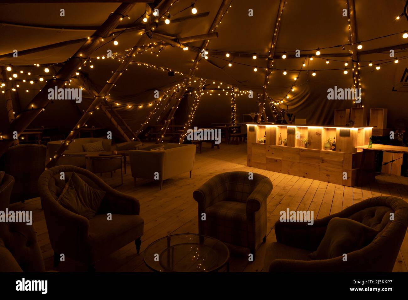 Luxuriöser Hochzeitsort für Teepee im Country Club Stockfoto