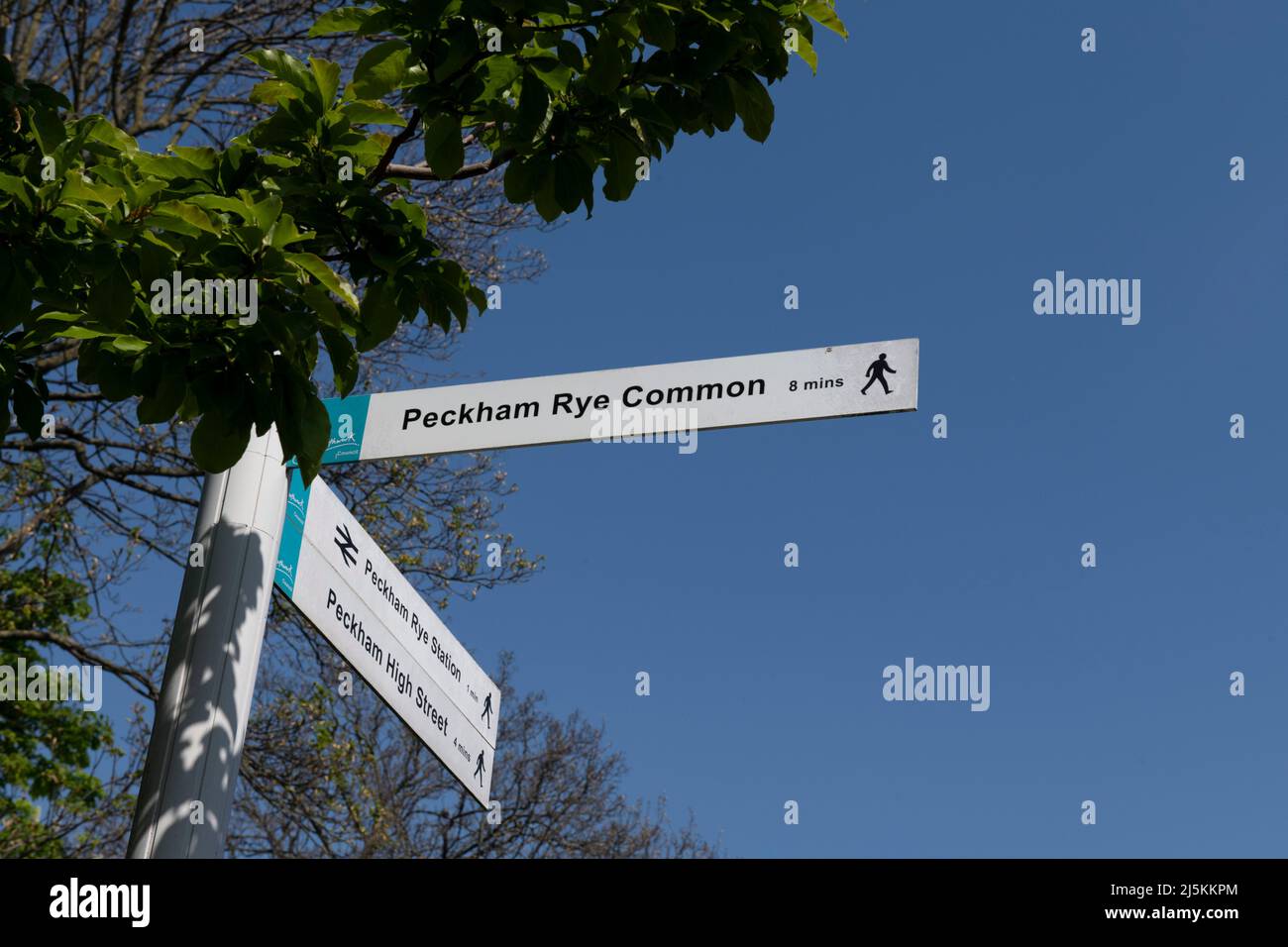 Straßenschilder für Peckham Rye Common, Peckham Rye Station und Peckham High Street. Stockfoto
