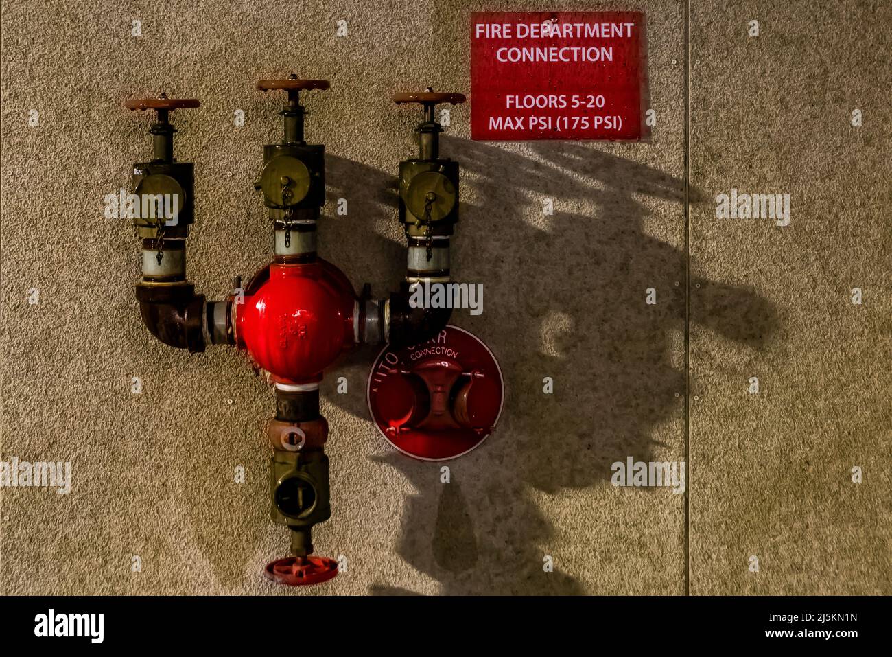 Löschschlauchventile und Anschlüsse an einem Turm in der Innenstadt in Battle Creek, Michigan, USA [Keine Eigentumsfreigabe; nur redaktionelle Lizenzierung] Stockfoto