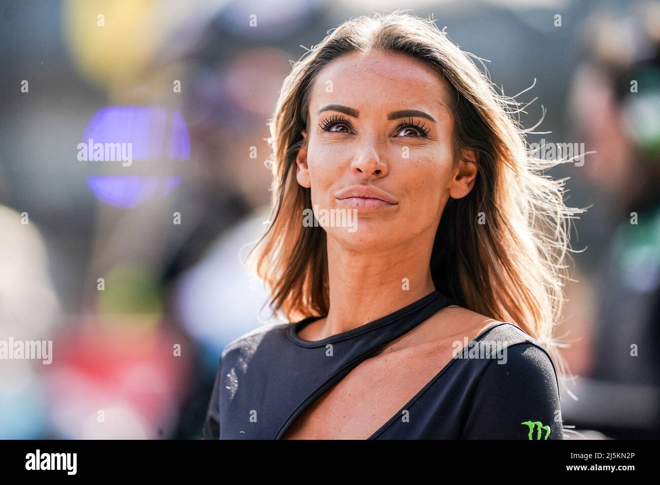 ASSEN, NIEDERLANDE - 24. APRIL: Fahrerlager-Mädchen fährt vor dem FIM Superbike World Championship Race 2 während der WorldSBK Motul Dutch Round auf dem TT Circuit Assen am 24. April 2022 in Assen, Niederlande (Foto: Andre Weening/Orange Picles) Stockfoto