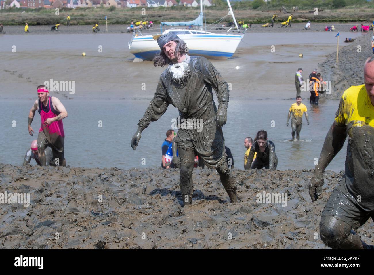 Maldon, Essex, Großbritannien. 24.. April 2022. Die Teilnehmer nehmen am 24. 2022. April am Maldon Mud Race in Maldon, Essex, Teil, da das Rennen zum ersten Mal seit zwei Jahren zurückkehrt. Kredit: Lucy North/Alamy Live Nachrichten Stockfoto